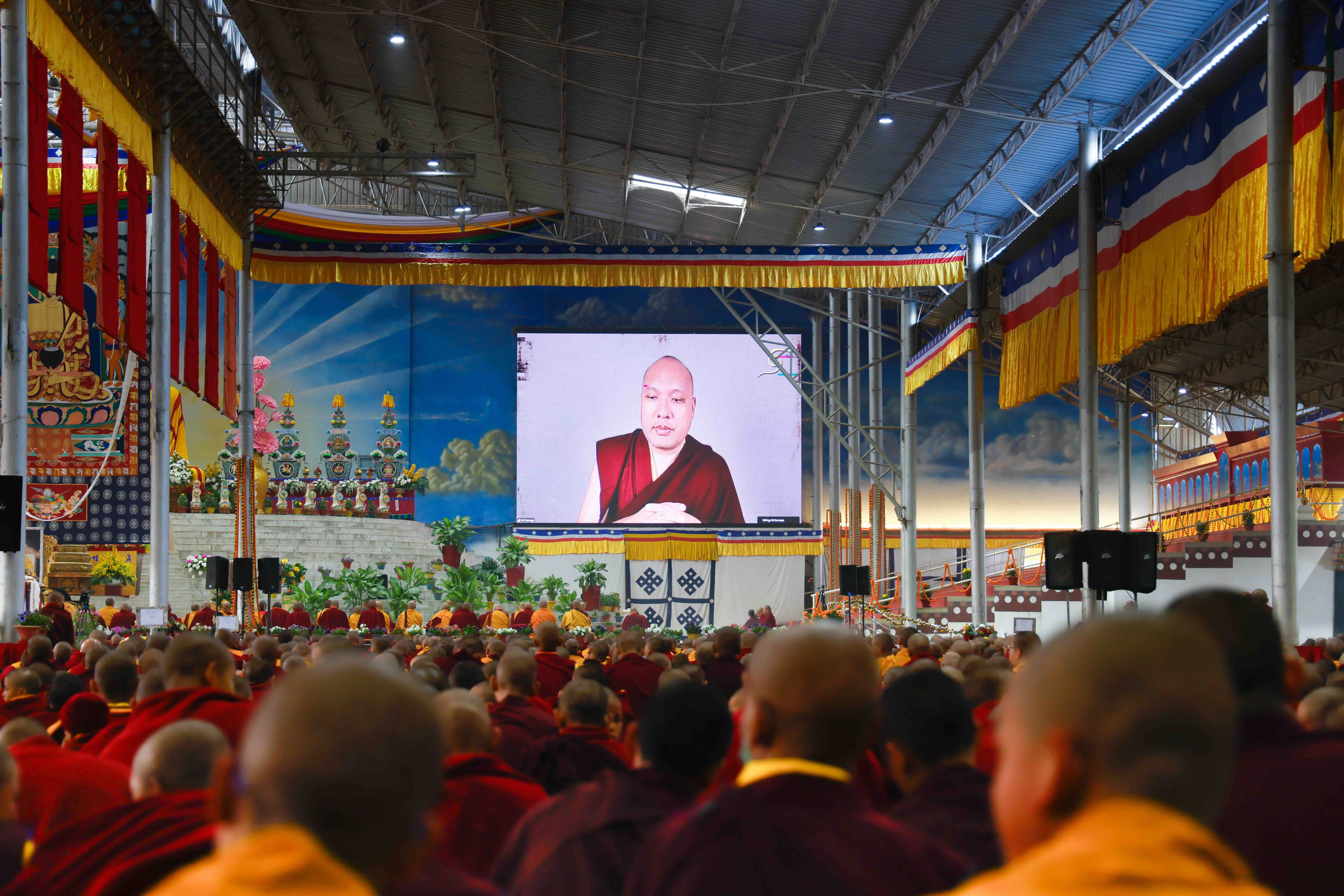 བཀའ་བརྒྱུད་སྨོན་ལམ་ཆེན་མོ་ཐེངས་བཞི་བཅུ་པའི་སྔོན་འགྲོ་གསུང་ཆོས་ཉིན་དང་པོ། 
