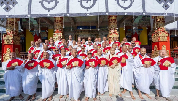 རྒྱལ་ཡོངས་བཀའ་བརྒྱུད་སྨོན་ལམ་ཆེན་མོ་ཐེངས་ ༣༩ པའི་སྐབས་དཔལ་བཅོམ་ལྡན་འདས་མི་འཁྲུགས་པའི་ཆོ་གའི་སྒོ་ནས་བྱང་སྤར་མཛད་པ། 